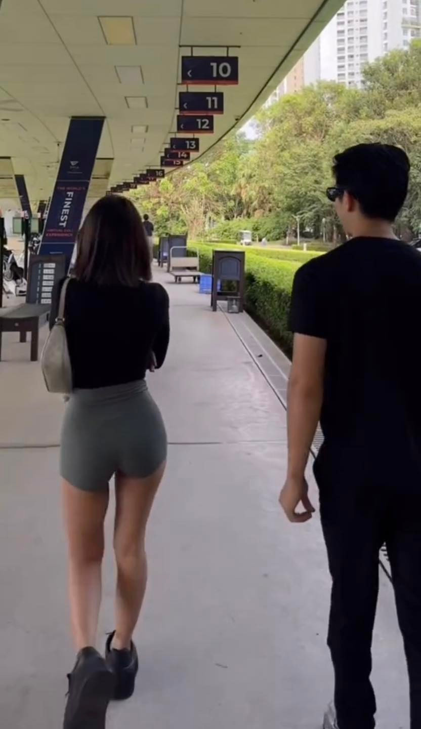 Có thể thấy việc mặc bộ đồ bó sát giúp Phạm Như Phương khoe được body nhưng khiến những người xung quanh cảm thấy đỏ mặt thay.