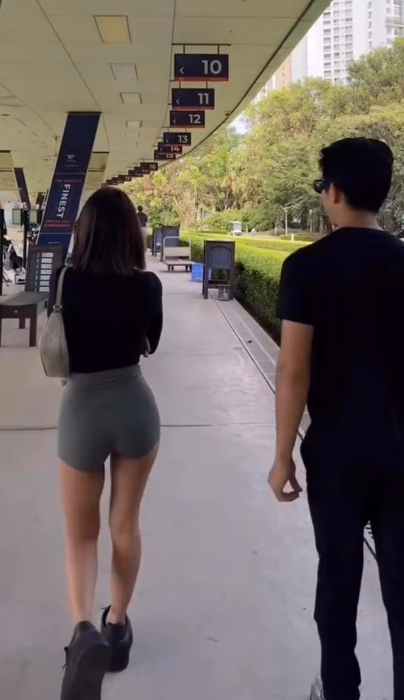 Có thể thấy việc mặc bộ đồ bó sát giúp Phạm Như Phương khoe được body nhưng khiến những người xung quanh cảm thấy đỏ mặt thay.