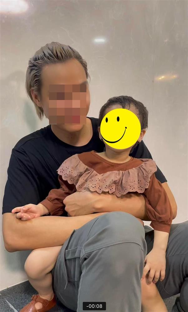 Theo đó, Gia Thị Linh và chồng của H.L thường xuyên thực hiện các clip review sống ảo, du lịch cùng nhau trên kênh TikTok nhưng anh này nói dối vợ là đi công tác. Thậm chí, cô vợ còn phát hiện cả những clip nhạy cảm của cặp đôi.