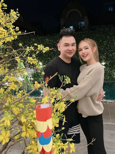 Xoài Non cũng đắt show quảng cáo, đóng MV ca nhạc, đóng phim... Nhờ vậy, cô khẳng định không phụ thuộc kinh tế vào chồng giàu có mà tự lo cho mình cuộc sống đầy đủ hiện tại.