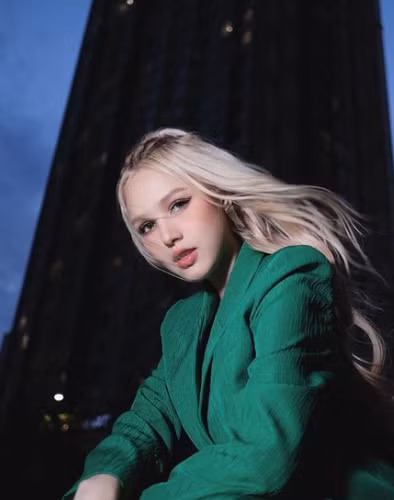 Đối diện với phản ứng của hot girl 10X, đa số mọi người đều tỏ ra hài lòng bởi sự nhẹ nhàng, tinh tế vừa đủ của cô nàng.