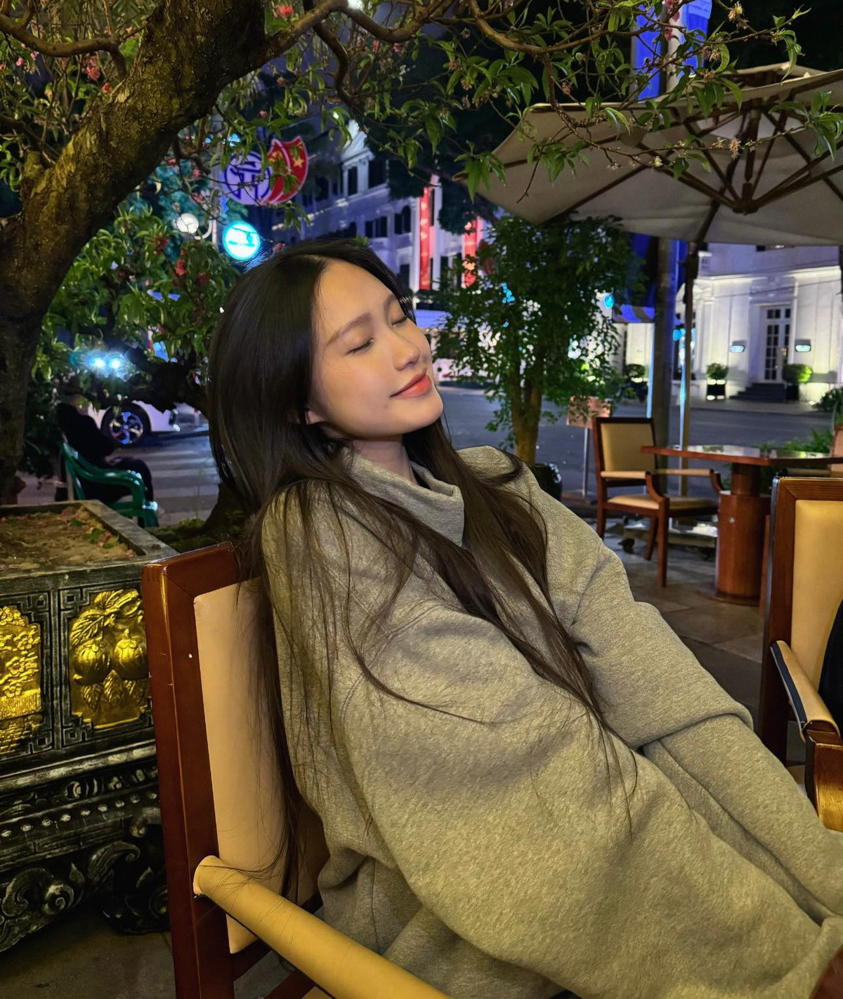 Doãn Hải My gần đây cũng đã tự mình khoe những bức ảnh diện áo thu đông rộng thùng thình, với vòng 2 gây chú ý.