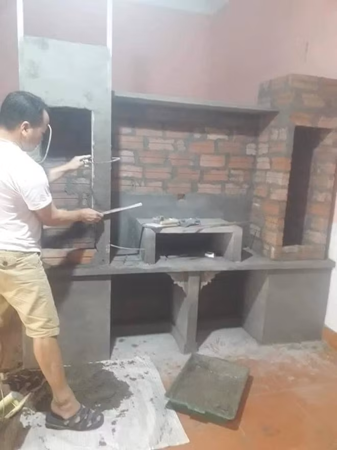 Không chỉ có giường được xây bằng bê tông, trước đó nhiều thành viên trên mạng xã hội còn bị ấn tượng bởi chiếc tủ được làm bằng vật liệu trên.