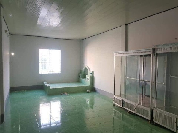 Chỉ sau một thời gian ngắn chia sẻ, hình ảnh chiếc giường bằng bê tông đã thu hút nhiều bình luận trái chiều từ các thành viên trên mạng xã hội.