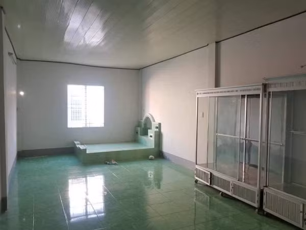 Chỉ sau một thời gian ngắn chia sẻ, hình ảnh chiếc giường bằng bê tông đã thu hút nhiều bình luận trái chiều từ các thành viên trên mạng xã hội.