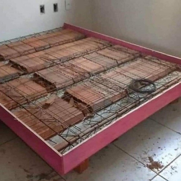 Bình thường, giường ngủ được làm bằng gỗ hay có thể làm bằng nhựa giả gỗ. Tuy nhiên, đổ bê tông để làm giường là điều mới đây khiến nhiều người chú ý.