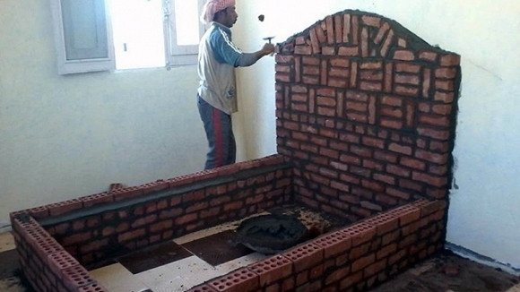 Khi thiết kế ra chiếc giường như vậy, chủ nhà cũng đã tính toán đến các phương pháp bảo vệ để đảm bảo sự an toàn khi có trẻ nhỏ hoặc cách để vệ sinh phần không gian khuất ở gầm giường như sử dụng robot lau nhà hoặc máy hút bụi cỡ nhỏ.