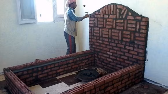 Khi thiết kế ra chiếc giường như vậy, chủ nhà cũng đã tính toán đến các phương pháp bảo vệ để đảm bảo sự an toàn khi có trẻ nhỏ hoặc cách để vệ sinh phần không gian khuất ở gầm giường như sử dụng robot lau nhà hoặc máy hút bụi cỡ nhỏ.