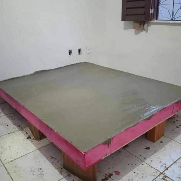 Mới đây, trên một diễn đàn bàn luận về nội thất, nhiều người đã bày tỏ sự ngạc nhiên khi bắt gặp hình ảnh chiếc giường được làm từ bê tông kiên cố trong góc phòng.