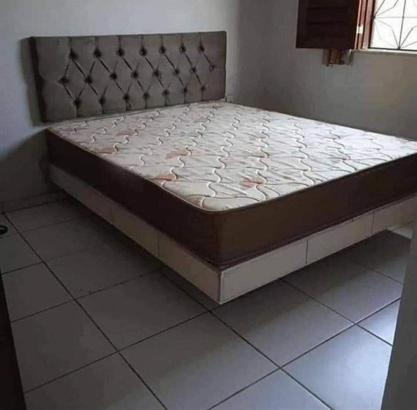 Theo như những hình ảnh được cung cấp trong quá trình xây chiếc giường. Gia chủ quả thực là người khá chu đáo và cẩn thận khi thực hiện trình tự và bài bản các bước như thi công một công trình, từ lựa chọn vật liệu xây dựng, làm trụ, lắp đặt cốt thép, đổ bể tông, ốp đá và cuối cùng là hoàn thiện chiếc giường.