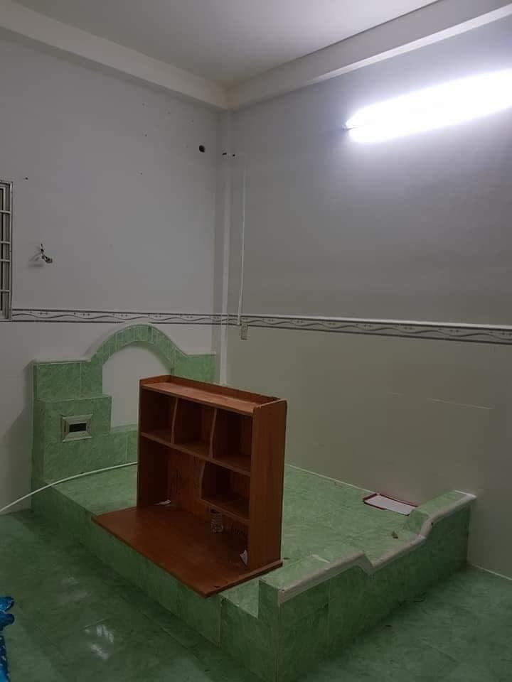 Nhiều người cho rằng, việc thiết kế giường bằng bê tông khiến căn phòng trở lên lạnh lẽo, giấc ngủ cũng không được đảm bảo, chưa kể gây ra nhiều bất tiện trong việc vệ sinh nhà cửa.