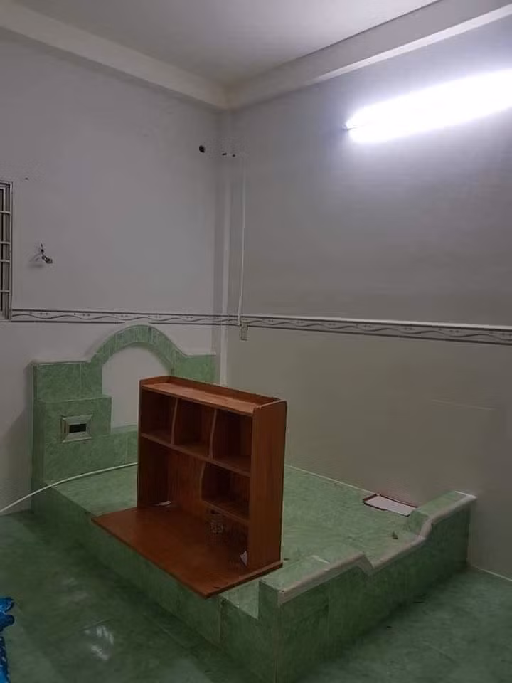 Nhiều người cho rằng, việc thiết kế giường bằng bê tông khiến căn phòng trở lên lạnh lẽo, giấc ngủ cũng không được đảm bảo, chưa kể gây ra nhiều bất tiện trong việc vệ sinh nhà cửa.