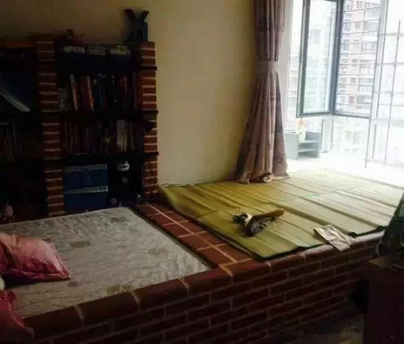 Trước đó, cũng từng có nhiều trường hợp giường được chủ nhà đúc bằng bê tông nguyên khối hoặc tự tay xây bằng gạch do không có đủ kinh phí để mua giường.