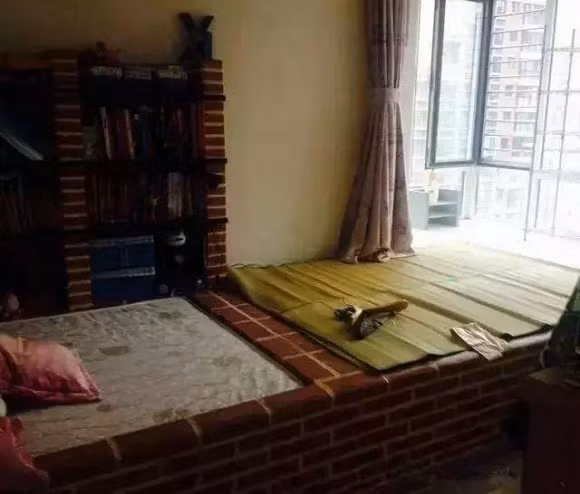 Trước đó, cũng từng có nhiều trường hợp giường được chủ nhà đúc bằng bê tông nguyên khối hoặc tự tay xây bằng gạch do không có đủ kinh phí để mua giường.