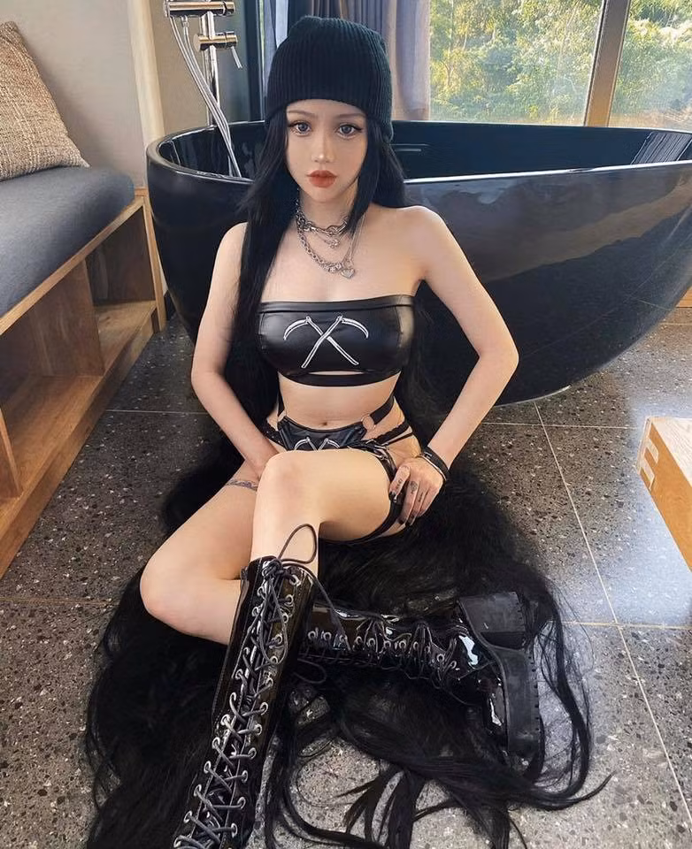 Hiện tại Kina đã học xong ngành thời trang ở Hollywood và đang kinh doanh một thương hiệu thời trang riêng. Ngoài những bức ảnh cosplay với lớp trang điểm đậm và dày, các hoạt động thường ngày của cô cũng rất được chú ý, đều nhận về lượng tương tác cao khi chia sẻ.