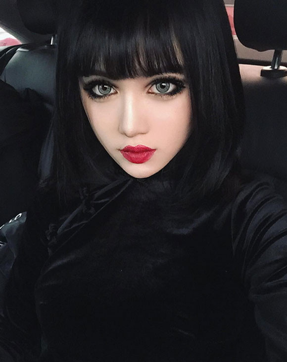 Nhưng sự thật khiến ai cũng ngỡ ngàng khi nhan sắc thật của Kina lại rất xinh đẹp, làn da không tì vết, đôi mắt to tròn, sống mũi cao thẳng.