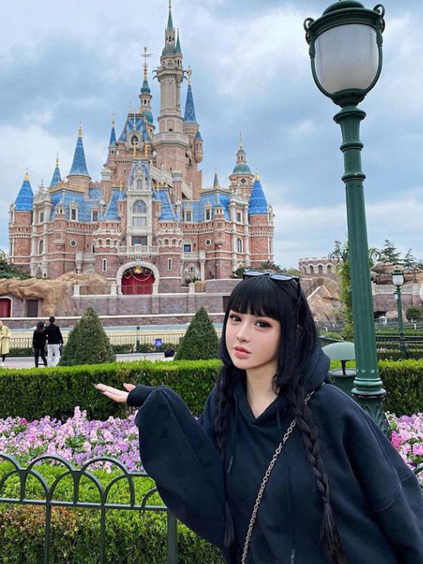 Với vẻ ngoài thường thấy, có nhiều ý kiến còn cho rằng Kina trang điểm đậm để che đi những khuyết điểm trên gương mặt.