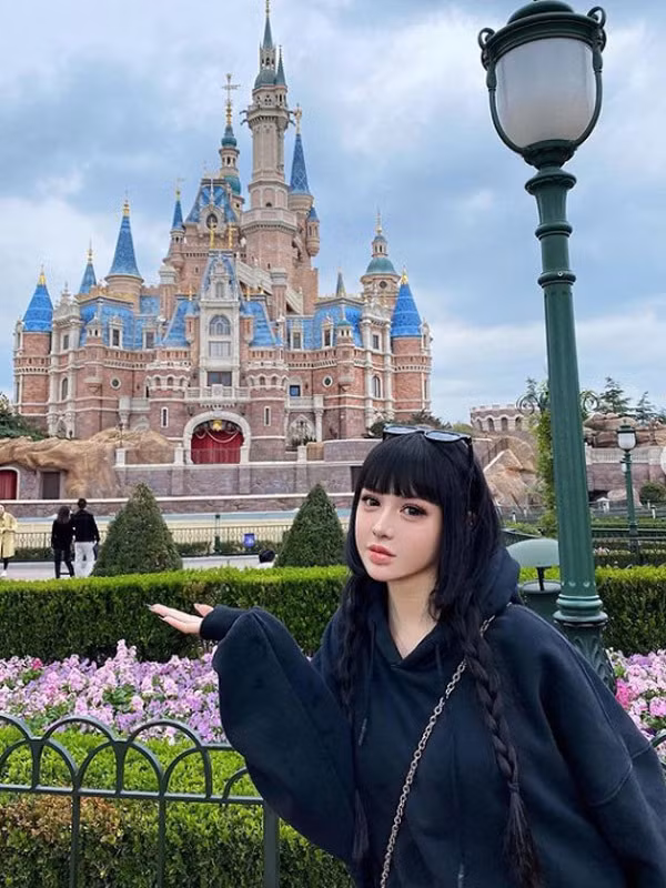 Với vẻ ngoài thường thấy, có nhiều ý kiến còn cho rằng Kina trang điểm đậm để che đi những khuyết điểm trên gương mặt.