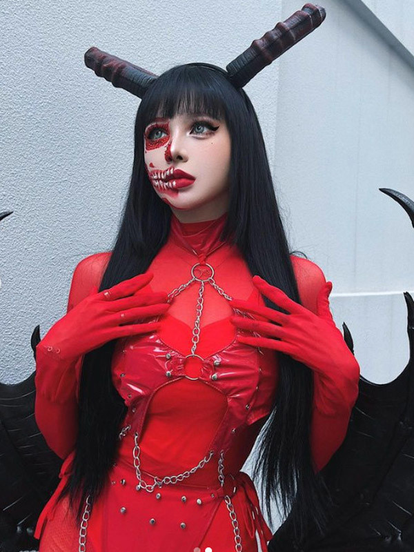 Cho đến nay, Kina vẫn trung thành với phong cách trang điểm đậm, sắc sảo và có phần hơi “dị”. Cô còn được nhiều người khen ngợi vì nhan sắc hầu như không bị thời gian ảnh hưởng mà vẫn rất trẻ trung xinh đẹp.