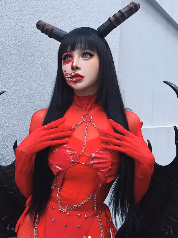 Cho đến nay, Kina vẫn trung thành với phong cách trang điểm đậm, sắc sảo và có phần hơi “dị”. Cô còn được nhiều người khen ngợi vì nhan sắc hầu như không bị thời gian ảnh hưởng mà vẫn rất trẻ trung xinh đẹp.