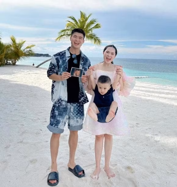 Trước đó, Quỳnh Anh đã chia sẻ hình ảnh đời thường của chồng cô khi ở nhà làm "bố bỉm sữa". Duy Mạnh một tay ôm con trai đầu lòng Duy Minh, một tay bế con gái nhỏ mới chào đời.