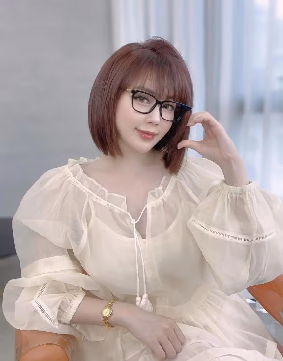 mới đây nhiều người bất ngờ khi nữ giảng viên Âu Hà My "cắt phăng" mái tóc dài gìn giữ nhiều năm qua: "Giao diện cute và hệ điều hành dễ thương không kém", cô viết.