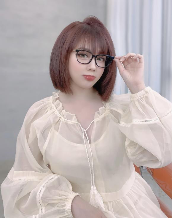 "Hoàn thành 1 ước nguyện em đã ấp ủ rất lâu: hiến tóc dành tặng bệnh nhân ung thư... Đằng sau là cả một câu chuyện dài và thật nhiều tâm tư, nhưng hôm nay em rất vui vì đã hoàn thành được điều ý nghĩa này để chuẩn bị chào tuổi 30", nữ giảng viên Âu Hà My viết bên dưới phần bình luận.