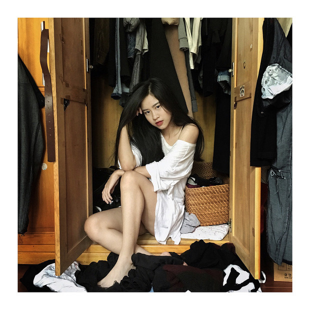 Ở thời buổi mà cặp mắt của cư dân mạng có mặt ở khắp mọi nơi, hẳn Hàn Hằng và Huyme đã thoả thuận với nhau sẽ tuyệt nhiên không follow hay để lại vết tích gì. Nếu không chỉ một nút follow "lạ lùng" thôi cũng bị soi ra ngay.