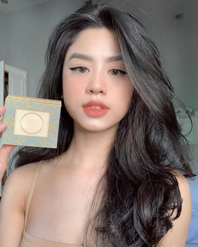 Một trong những danh xưng được cư dân mạng "gán" tiệm tạp hóa trên Instagram của Hàn Hằng siêu "đắt hàng". Từ mỹ phẩm, thời trang, thực phẩm chức năng cho đến thuốc tăng chiều cao 3cm/tháng. Bởi vậy, nếu không dùng MXH, cô nàng thừa kinh nghiệm để mở hẳn một cửa hàng riêng, sống an nhàn không cần lo toan gì đến những lùm xùm.