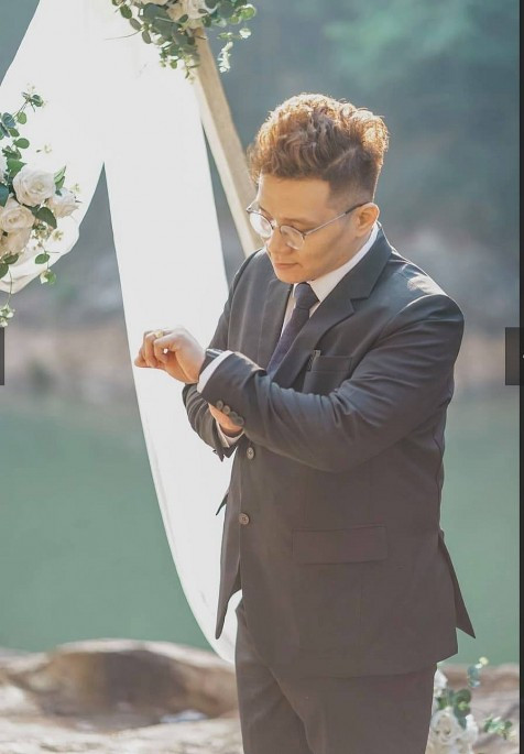 Mặc dù thông tin bà Phương Hằng tiết lộ về hành động của vợ Nhâm Hoàng Khang sau khi "cậu IT" vướng vào vòng lao lý nhưng hiện người trong cuộc chưa lên tiếng. Vậy nên nhiều người vẫn hoài nghi về vấn đề này.