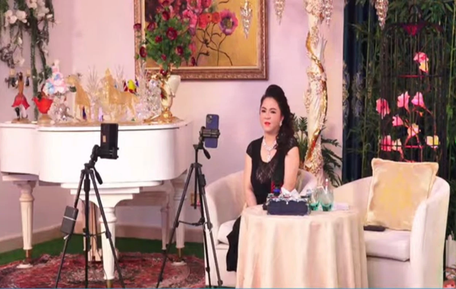 Mới đây, trong buổi trò chuyện vào tối ngày 114/10, bà Phương Hằng bất ngờ tiết lộ một số thông tin cá nhân về Nhâm Hoàng Khang sau khoảng thời gian "cậu IT" này vướng vào vòng lao lý.