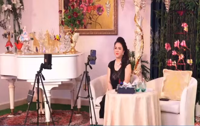 Mới đây, trong buổi trò chuyện vào tối ngày 114/10, bà Phương Hằng bất ngờ tiết lộ một số thông tin cá nhân về Nhâm Hoàng Khang sau khoảng thời gian "cậu IT" này vướng vào vòng lao lý.