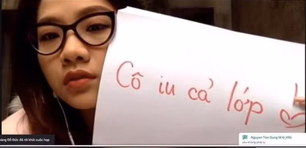 Câu chuyện dạy và học online mùa dịch Covid-19 thu hút sự chú ý của CĐM. Cũng chính vì vấn đề này, nhiều gương mặt giáo viên xinh đẹp cũng vì thế được nhiều người chú ý, điển hình như cô giáo dạy tiếng Nhật có tên Nguyễn Hoàng Anh.