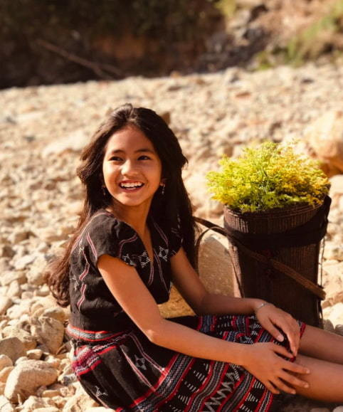 Bên cạnh đó, theo dõi loạt video mới nhất trên TikTok, có thể thấy khả năng catwalk, làm chủ sân khấu của Khánh Huyền ngày càng chuyên nghiệp hơn, nụ cười cũng mang hơi hướng của 1 “người đẹp nhí”.