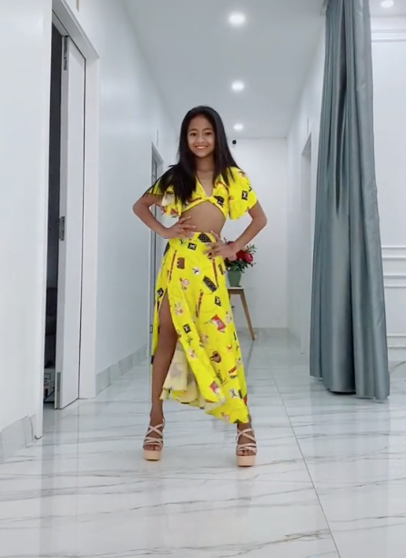 Theo dõi trang cá nhân của Khánh Huyền, không khó để nhận ra nhân vật chính có sự thay đổi ngoạn mục, nhất là sau thời điểm đăng kí tham dự cuộc thi hoa hậu nhí.