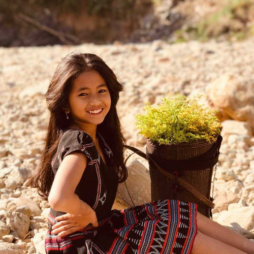 Với danh tiếng ngày càng lan xa, độ quan tâm của công chúng với Khánh Huyền cũng tăng theo từng ngày. Từ những clip chỉ có vài chục nghìn lượt view, giờ đây mỗi video em đăng lên đều nhanh chóng thu hút từ hàng trăm nghìn đến hàng triệu lượt view chỉ sau 1 thời gian ngắn.