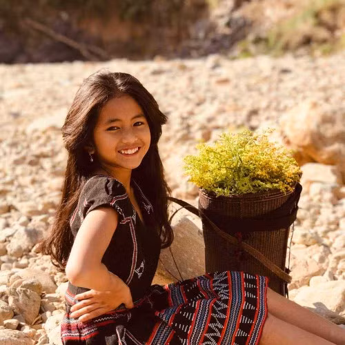 Với danh tiếng ngày càng lan xa, độ quan tâm của công chúng với Khánh Huyền cũng tăng theo từng ngày. Từ những clip chỉ có vài chục nghìn lượt view, giờ đây mỗi video em đăng lên đều nhanh chóng thu hút từ hàng trăm nghìn đến hàng triệu lượt view chỉ sau 1 thời gian ngắn.