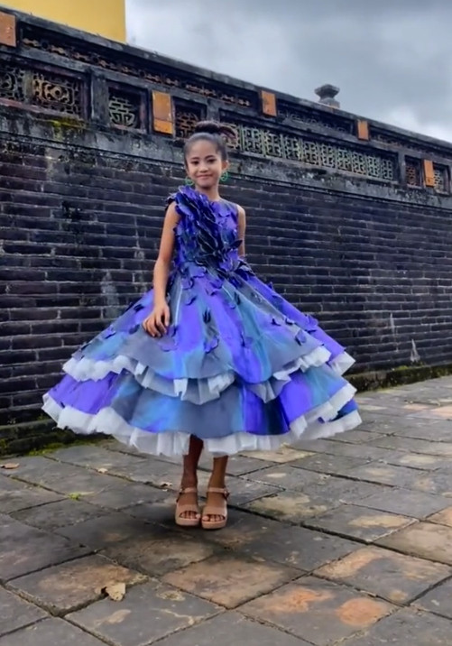 Trước đó, Khánh Huyền thường xuất hiện với vẻ đẹp mộc mạc, trong trẻo cùng những bộ cánh giản dị. Khi thì diện trang phục gái xinh dân tộc Pa Cô, khi thì tự chế váy áo từ những mảnh khăn…, song vẫn đủ để làm nổi bật thần thái của cô bé.