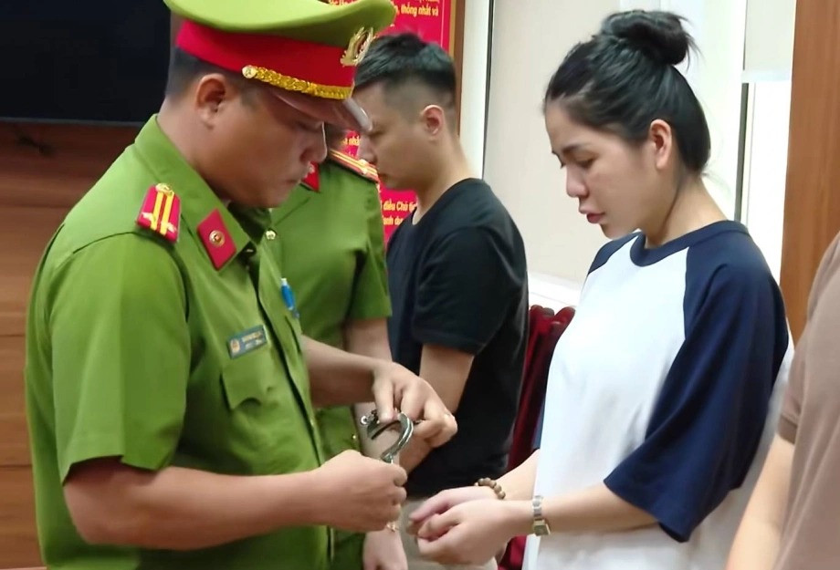 Ngày 4/4, Cơ quan cảnh sát điều tra Bộ Công an cho biết đã thi hành lệnh bắt tạm giam và khám xét chỗ ở của Hằng Du Mục (Chủ tịch HĐQT Công ty cổ phần tập đoàn Chị em rọt) để điều tra tội Sản xuất hàng giả là thực phẩm và Lừa dối khách hàng, theo Điều 193 và 198 Bộ luật Hình sự.