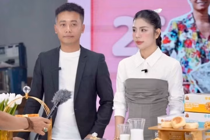 Sau khi về Việt Nam, Hằng Du Mục hoạt động đa dạng hơn trong các mặt hàng, thường là các loại nông sản Việt Nam như gạo, sầu riêng...