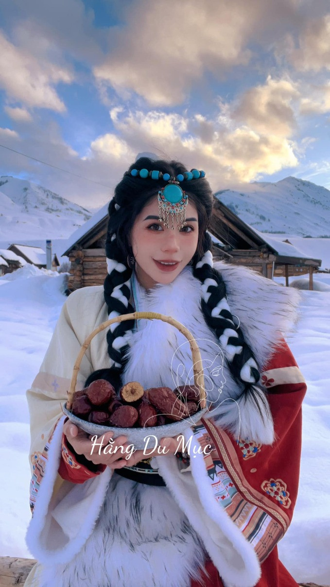 Hằng Du Mục tên thật là Nguyễn Thị Thái Hằng, sinh năm 1995, quê Cà Mau. Nhờ vẻ ngoài xinh đẹp cùng khả năng ăn nói duyên dáng, cô trở thành cái tên nổi bật trong lĩnh vực livestream bán hàng.