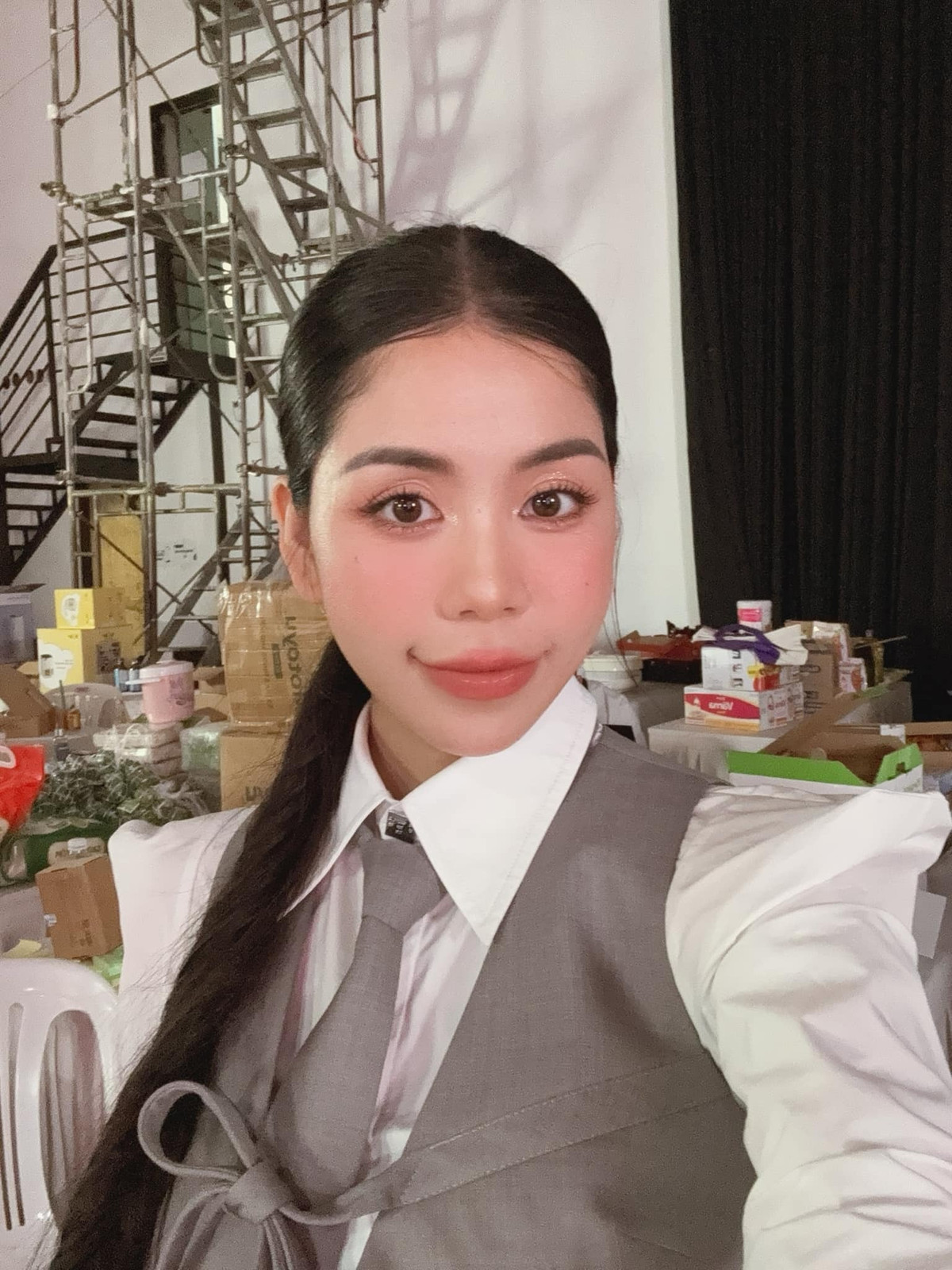 Trước khi vướng ồn ào, Hằng Du Mục từng được nhiều người gọi là "chiến thần livestream" và cho rằng cô có được nguồn doanh thu không hề nhỏ từ công việc bán hàng online này.