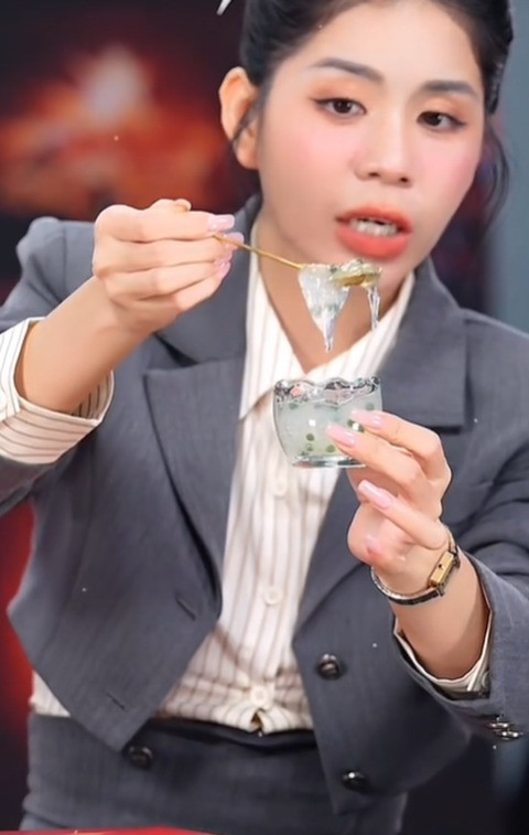 Còn nhớ hôm 10/8/2024, Hằng Du Mục gây hoang mang khi chia sẻ hình ảnh thương tích, đồng thời cho biết: “Vì vốn dĩ từ trước đến giờ Hằng chỉ muốn là người truyền tải nội dung tích cực nhưng hôm nay cho Hằng xin được phép lần đầu được chia sẻ sâu hơn về những gì đã xảy ra trong suốt thời gian dài vừa qua”.