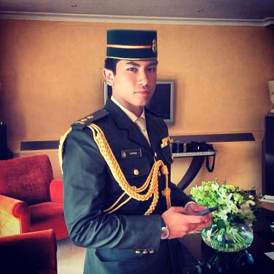 Theo những thông tin từ bài viết kể trên, hoàng tử Brunei sống tại tòa lâu đài có hơn 1.800 phòng. Trong đó, mỗi căn phòng được thiết kế vô cùng sang trọng và nhiều món đồ giá trị lớn.