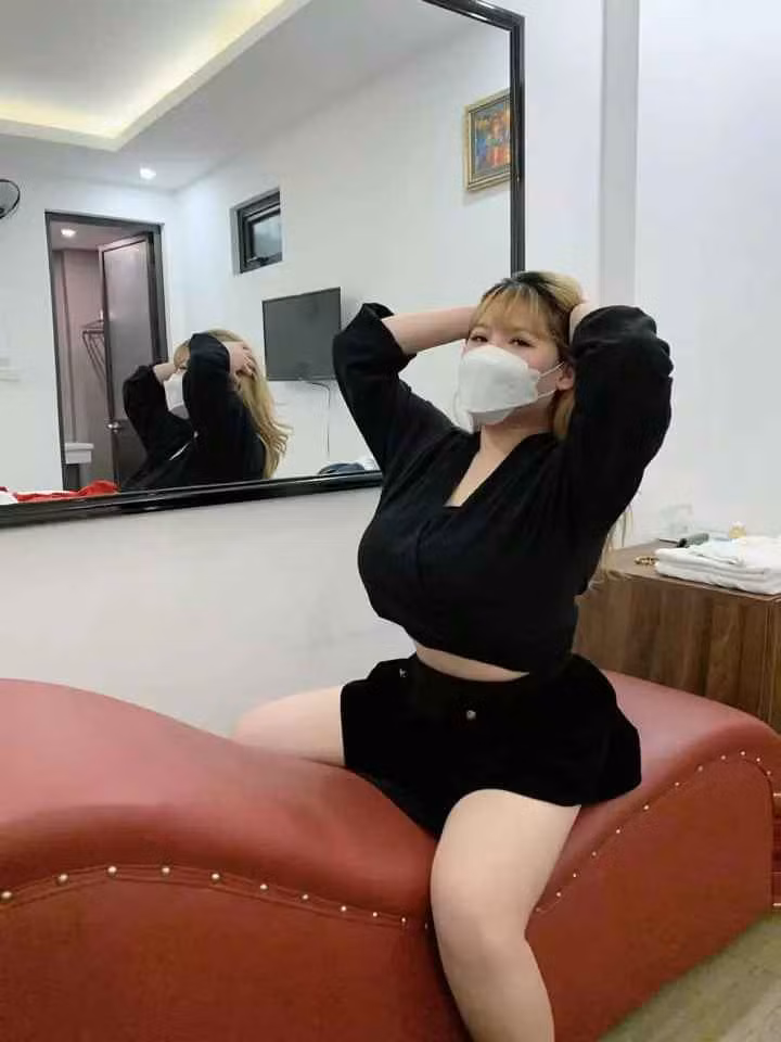 Dù bên ngoài có khoác thêm một chiếc áo đen nhưng nhìn tổng thể người xem cũng lo cho Thu Trang không cẩn thận là rất dễ lộ hàng.