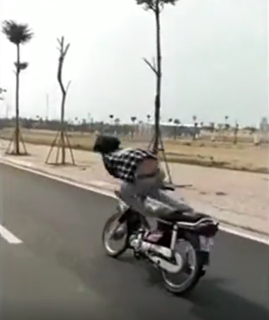 Được một đoạn, thanh niên bất ngờ có pha tiếp đất không thể đau đớn hơn. Rất may mắn vào thời điểm này không có phương tiện chạy qua, nếu không hậu quả khó lường.