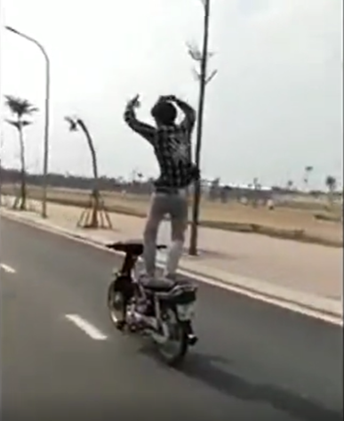 Mới đây, đoạn clip ghi lại cảnh nam thanh niên coi thường luật giao thông với pha "làm xiếc" trên xe máy thu hút sự chú ý và bình luận của nhiều dân mạng.