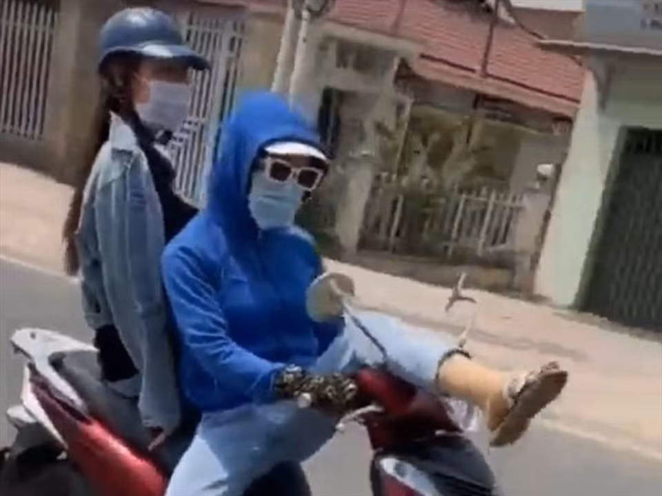 Cách đây không lâu, dân mạng cũng tỏ ra bức xúc với 2 cô gái làm trò hề khi tham gia giao thông. Thay vì đi bình thường như mọi người, cô bạn cầm lái đã đưa cao phần trên lên phía trước xe.