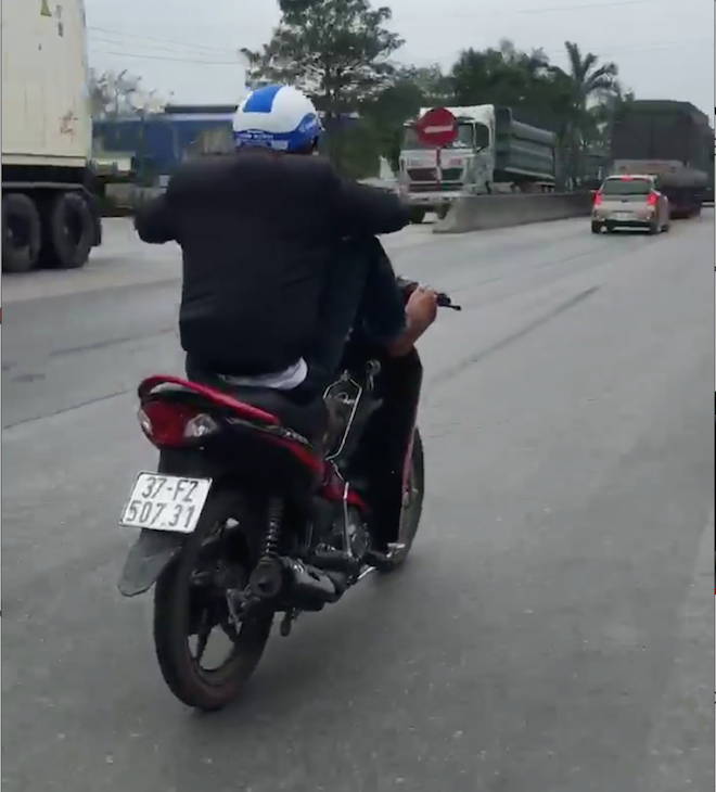 Tuy nhiên, vẫn không ít bạn trẻ vì thể hiện độ ngông của mình mà coi thường sự an toàn của bản thân và những người xung quanh bằng những việc điều khiển xe theo cách chẳng giống ai.