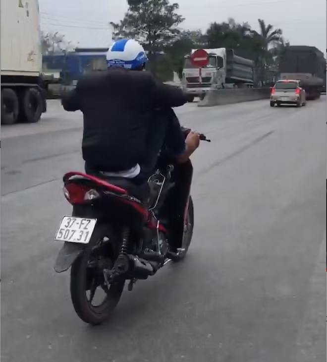 Tuy nhiên, vẫn không ít bạn trẻ vì thể hiện độ ngông của mình mà coi thường sự an toàn của bản thân và những người xung quanh bằng những việc điều khiển xe theo cách chẳng giống ai.